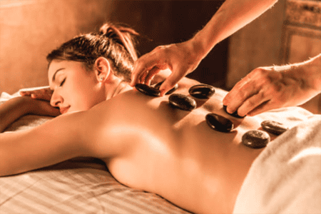 MASSAGEM RELAXANTE COM PEDRAS QUENTES 